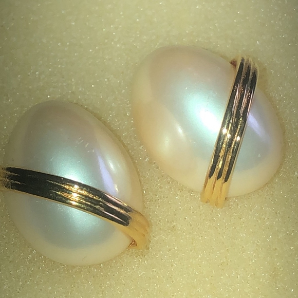 Elegant Vintage Gold Tone and Faux Pearl Earrings - Picture 3 of 4